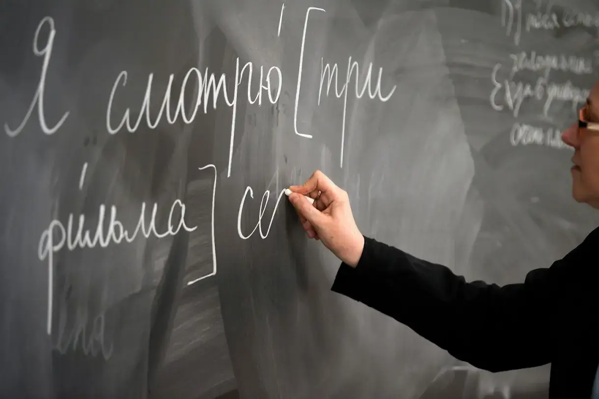 prof ecrit en russe au tableau geneve